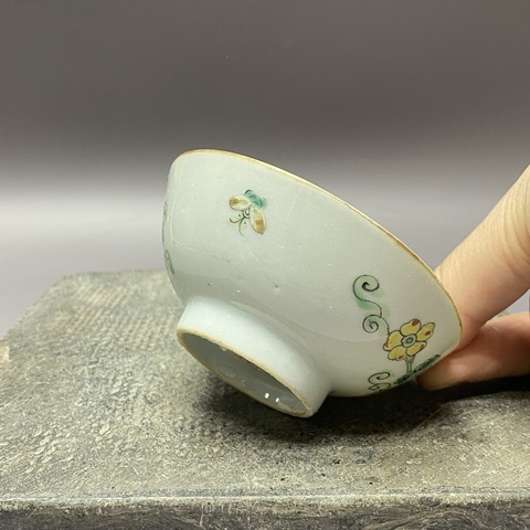 古玩陶瓷瓜蝶連綿粉彩小碗真品鑒賞圖