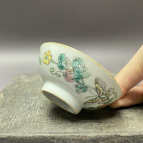 古玩陶瓷瓜蝶連綿粉彩小碗真品鑒賞圖