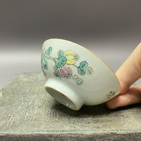 古玩陶瓷瓜蝶連綿粉彩小碗真品鑒賞圖