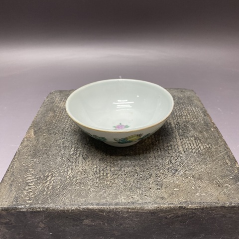古玩陶瓷瓜蝶連綿粉彩小碗真品鑒賞圖