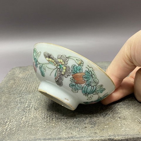 古玩陶瓷瓜蝶連綿粉彩小碗真品鑒賞圖