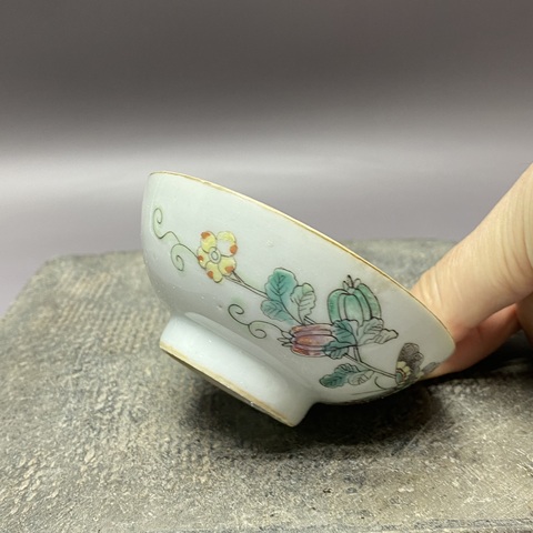 古玩陶瓷瓜蝶連綿粉彩小碗真品鑒賞圖