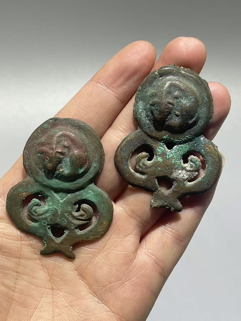 古玩銅器戰國·草原文化盤豹牌飾 一對真品鑒賞圖