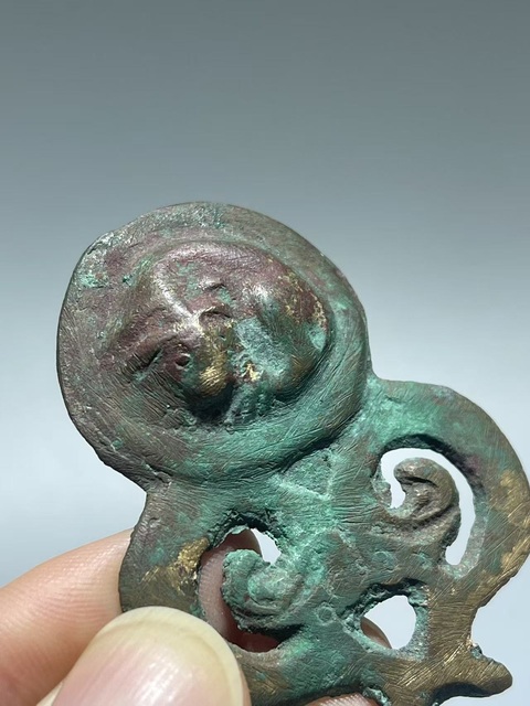 古玩銅器戰國·草原文化盤豹牌飾 一對真品鑒賞圖