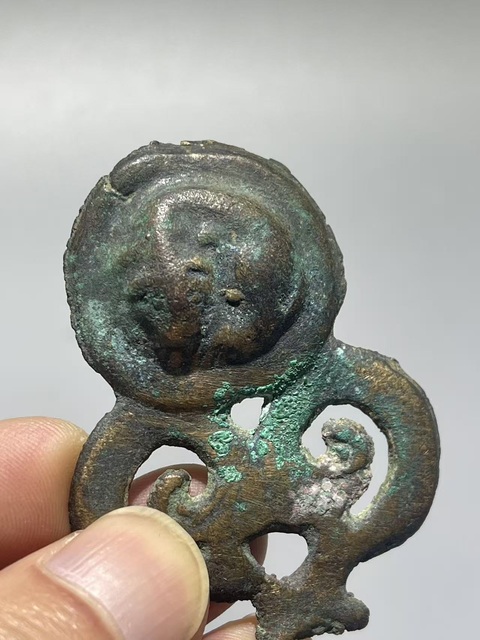 古玩銅器戰國·草原文化盤豹牌飾 一對真品鑒賞圖