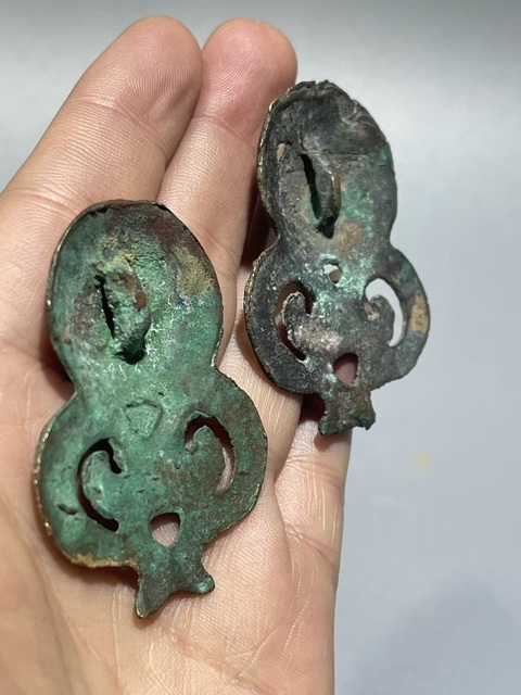 古玩銅器戰國·草原文化盤豹牌飾 一對真品鑒賞圖