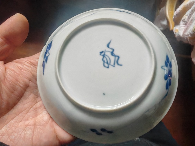 古玩陶瓷花卉紋青花盤真品鑒賞圖