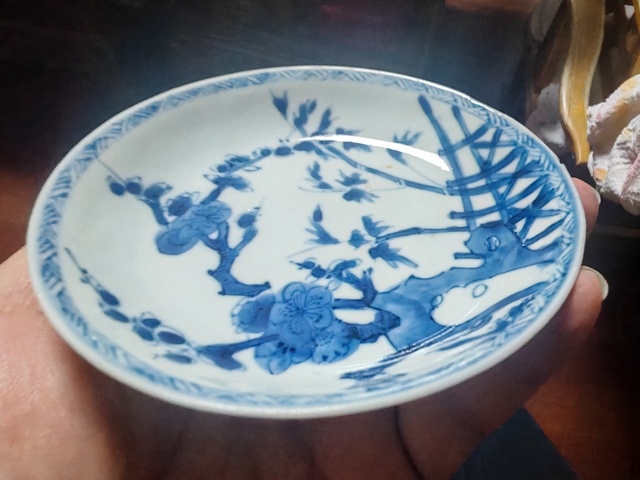 古玩陶瓷花卉紋青花盤真品鑒賞圖