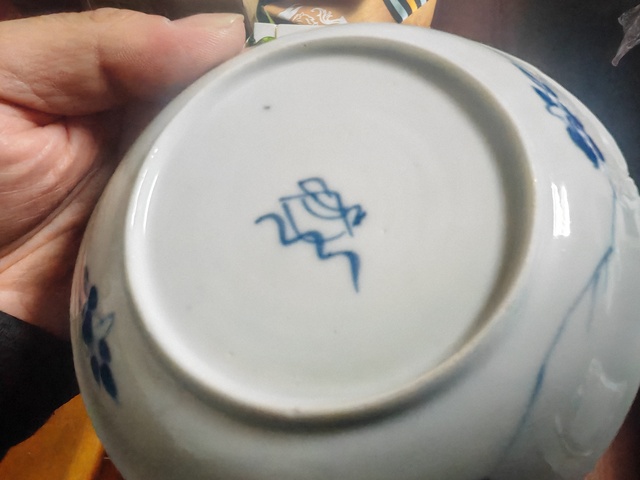 古玩陶瓷花卉紋青花盤真品鑒賞圖