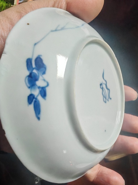 古玩陶瓷花卉紋青花盤真品鑒賞圖