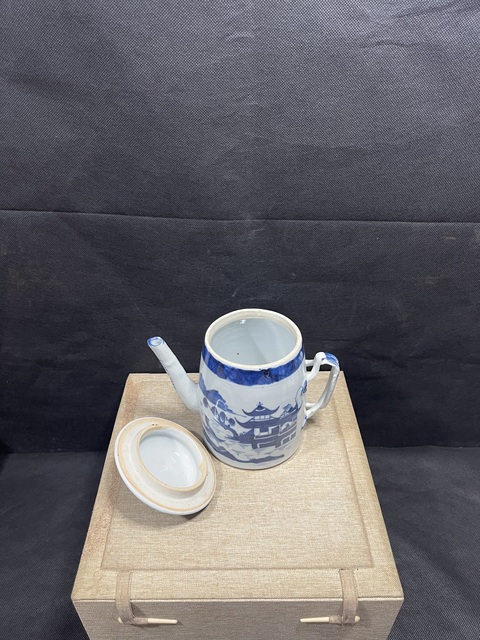 古玩陶瓷青花山水樓閣紋茶壺真品鑒賞圖