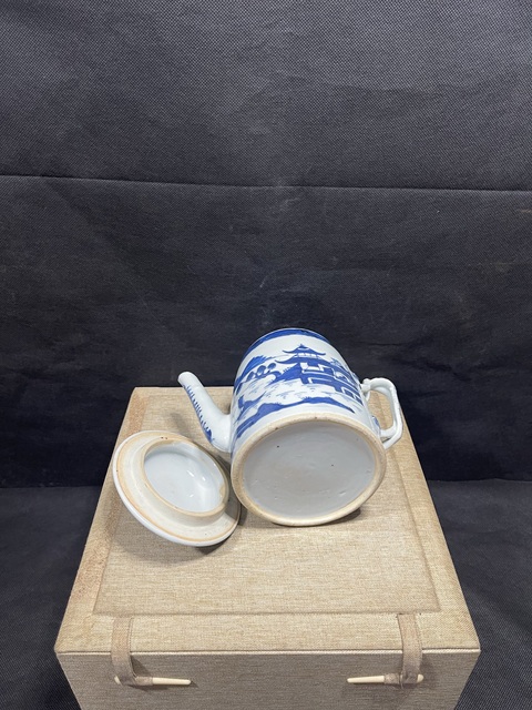 古玩陶瓷青花山水樓閣紋茶壺真品鑒賞圖