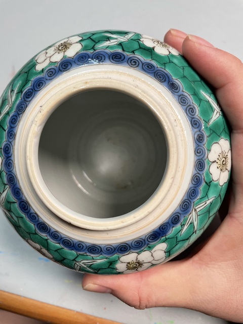 古玩陶瓷晚清綠彩白梅罐真品鑒賞圖