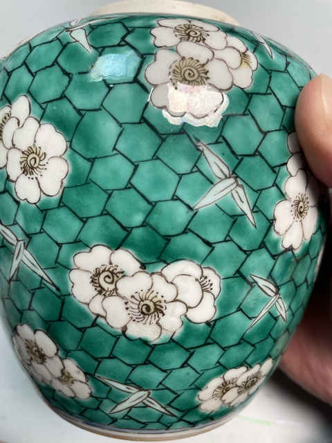 古玩陶瓷晚清綠彩白梅罐真品鑒賞圖