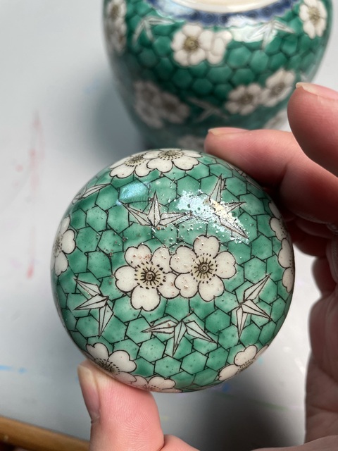 古玩陶瓷晚清綠彩白梅罐真品鑒賞圖