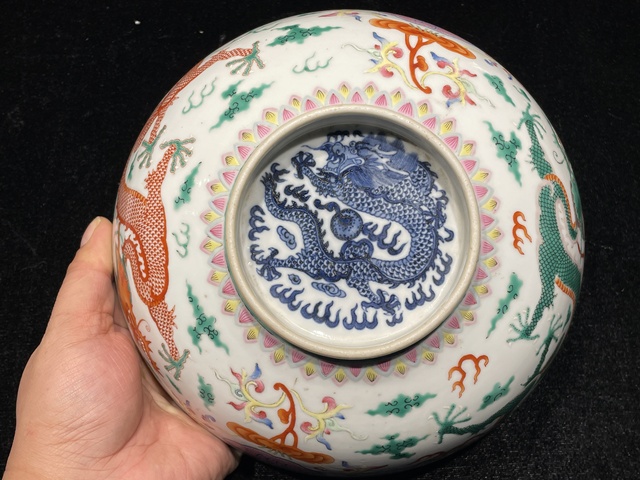 古玩陶瓷清中晚 粉彩福壽龍紋大碗真品鑒賞圖