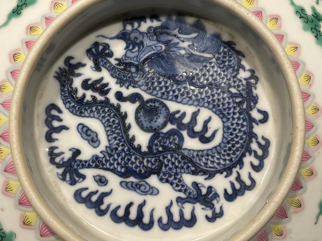 古玩陶瓷清中晚 粉彩福壽龍紋大碗真品鑒賞圖