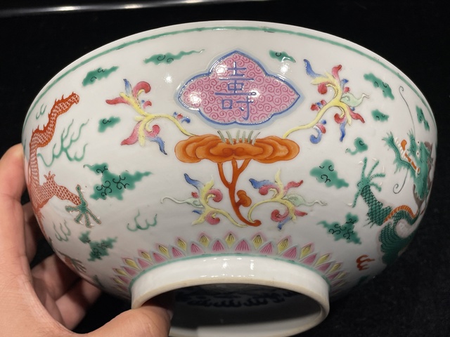 古玩陶瓷清中晚 粉彩福壽龍紋大碗真品鑒賞圖