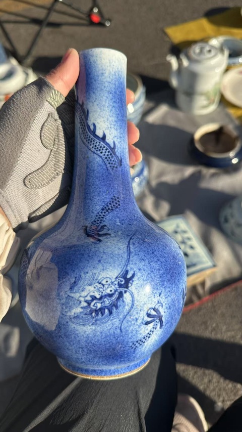 古玩陶瓷龍紋吹藍(lán)釉青花天球瓶真品鑒賞圖