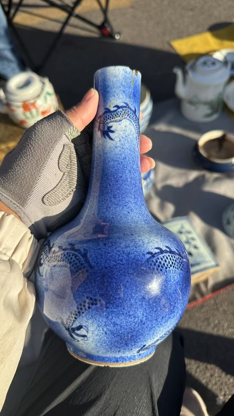 古玩陶瓷龍紋吹藍(lán)釉青花天球瓶真品鑒賞圖