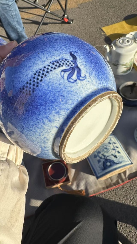 古玩陶瓷龍紋吹藍(lán)釉青花天球瓶真品鑒賞圖