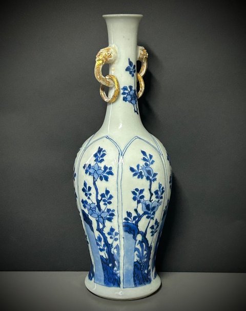 古玩陶瓷清康熙 青花花卉紋獸耳銜環(huán)長頸瓶真品鑒賞圖