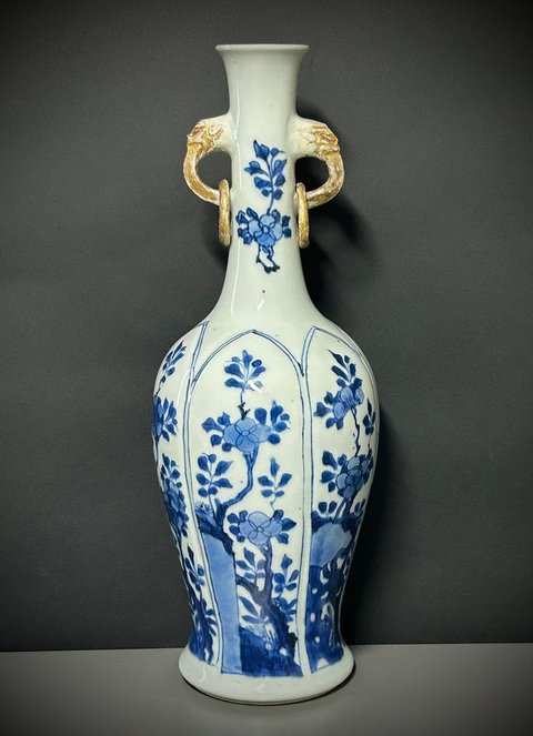 古玩陶瓷清康熙 青花花卉紋獸耳銜環(huán)長頸瓶真品鑒賞圖