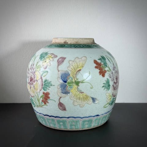 古玩陶瓷粉彩蝶戀花紋罐真品鑒賞圖