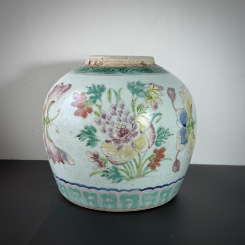 古玩陶瓷粉彩蝶戀花紋罐真品鑒賞圖