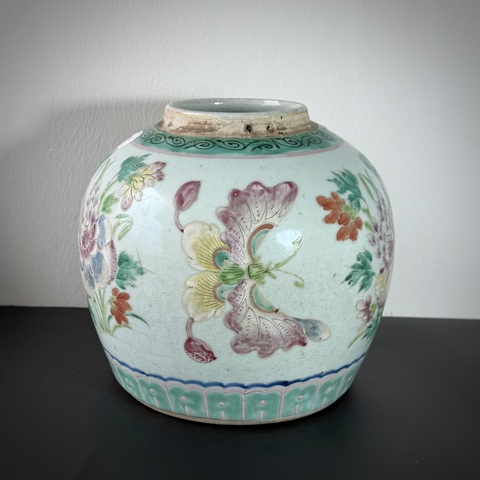 古玩陶瓷粉彩蝶戀花紋罐真品鑒賞圖