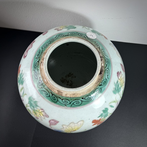 古玩陶瓷粉彩蝶戀花紋罐真品鑒賞圖