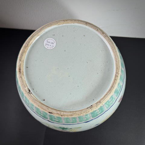 古玩陶瓷粉彩蝶戀花紋罐真品鑒賞圖