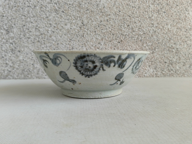 古玩陶瓷花卉紋青花碗真品鑒賞圖