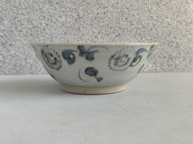 古玩陶瓷花卉紋青花碗真品鑒賞圖