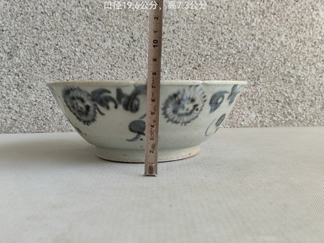 古玩陶瓷花卉紋青花碗真品鑒賞圖