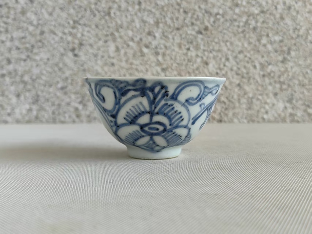 古玩陶瓷花卉紋青花杯真品鑒賞圖