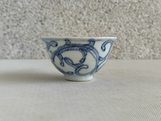 古玩陶瓷花卉紋青花杯真品鑒賞圖