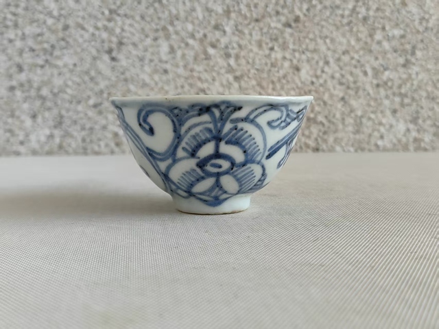 古玩陶瓷花卉紋青花杯真品鑒賞圖