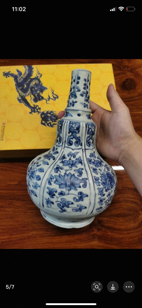 古玩陶瓷青花花卉紋膽瓶真品鑒賞圖