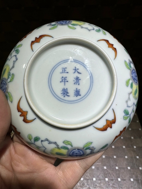 古玩陶瓷需上手，憑圖看不開門，雍正風格斗彩盤真品鑒賞圖