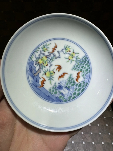 古玩陶瓷需上手，憑圖看不開門，雍正風格斗彩盤真品鑒賞圖