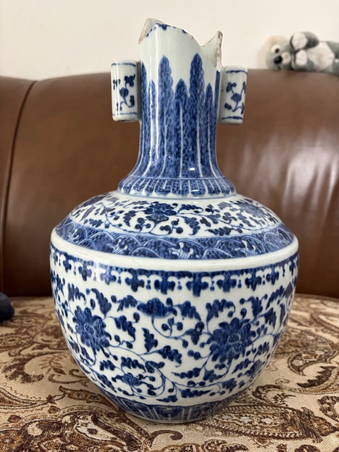 古玩陶瓷青花纏枝花卉紋貫耳瓶真品鑒賞圖