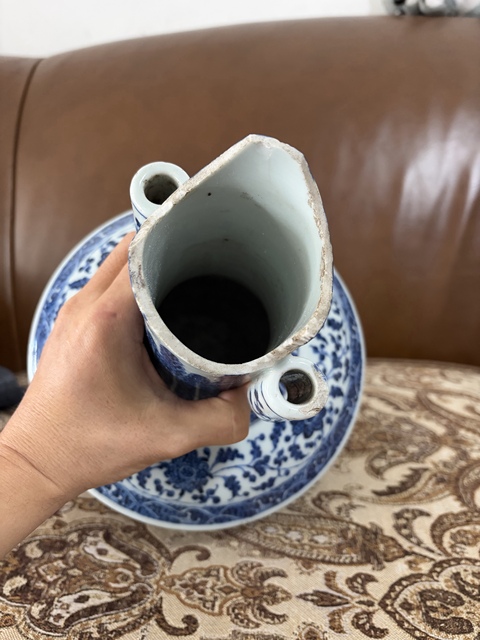 古玩陶瓷青花纏枝花卉紋貫耳瓶真品鑒賞圖