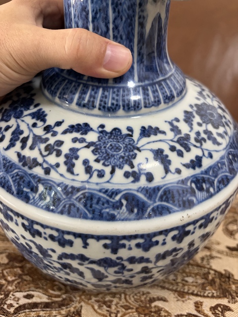 古玩陶瓷青花纏枝花卉紋貫耳瓶真品鑒賞圖