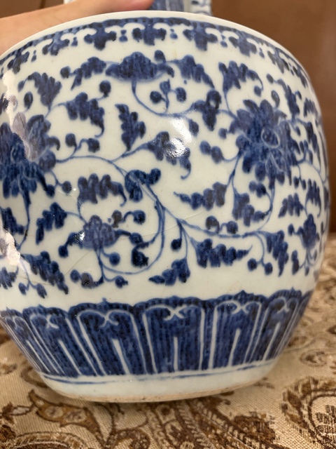 古玩陶瓷青花纏枝花卉紋貫耳瓶真品鑒賞圖