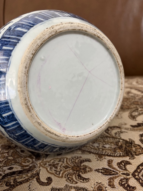 古玩陶瓷青花纏枝花卉紋貫耳瓶真品鑒賞圖