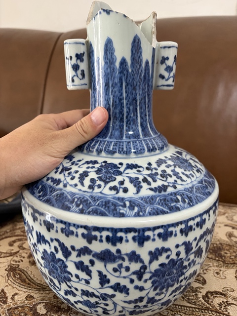 古玩陶瓷青花纏枝花卉紋貫耳瓶真品鑒賞圖