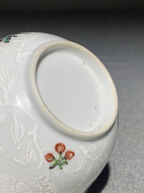 古玩陶瓷花蝶紋廣彩碗真品鑒賞圖