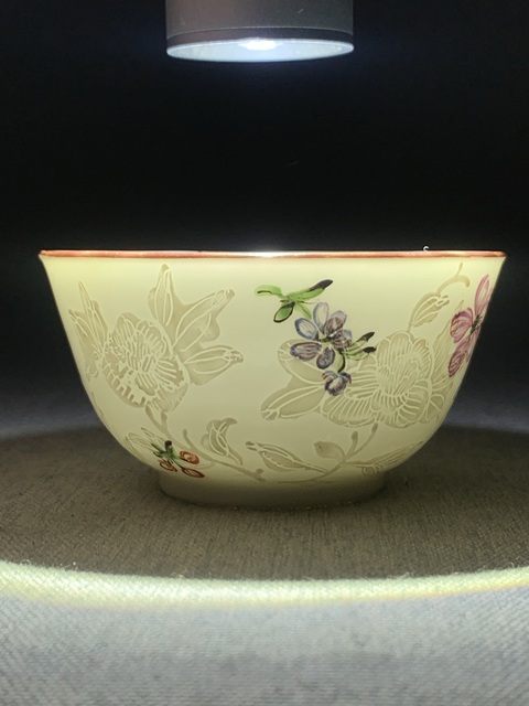 古玩陶瓷花蝶紋廣彩碗真品鑒賞圖