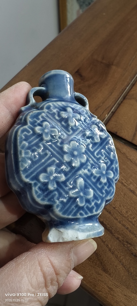 古玩陶瓷藍(lán)釉印花雙耳瓶真品鑒賞圖